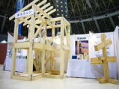当社のブース。(左側:カタログコーナー、中央:構造躯体、右側:プレセッター)