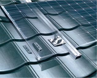 軽量瓦＋専用商品で、太陽光発電システムの設置に対応「ROOGA台座付瓦」